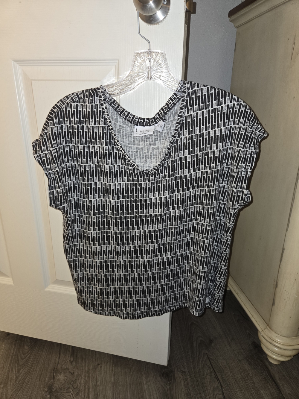Nicole Miller Black & White Geometric Cutout V-Neck Top – Medium